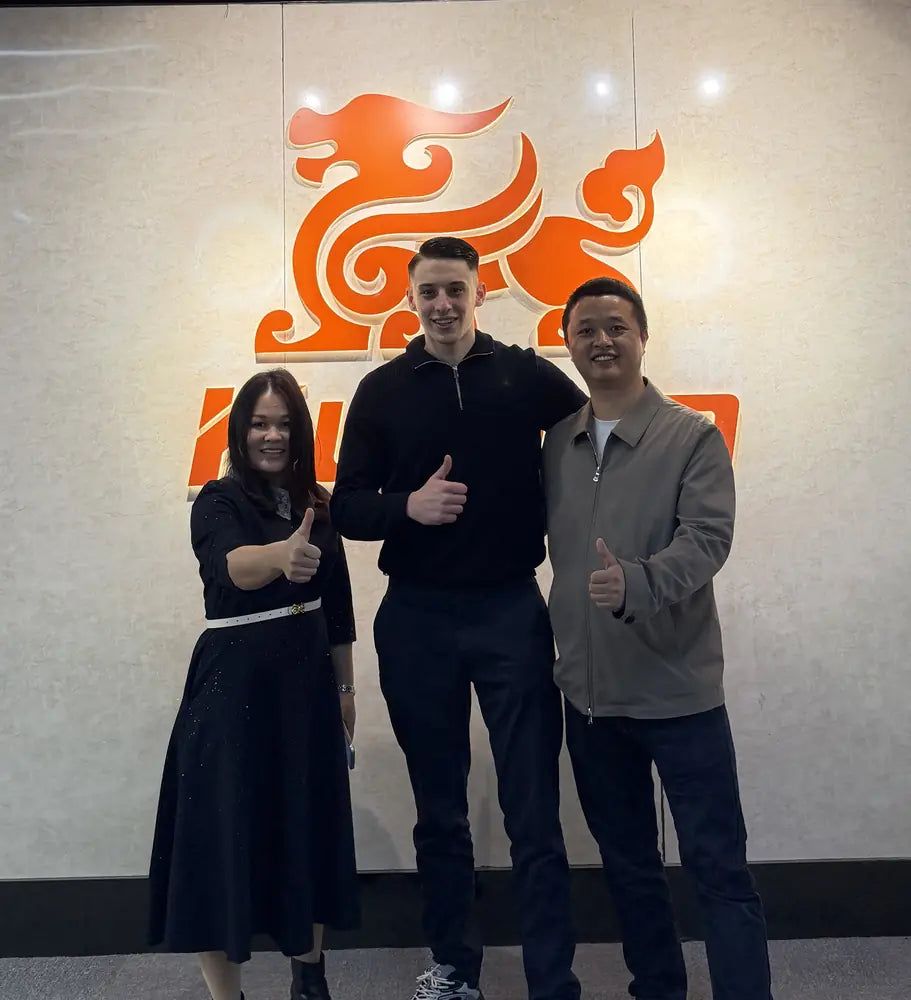 Ispred KuKirin logotipa u Shenzhenu