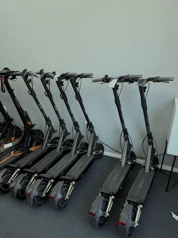 Zamjenski električni romobili spremni u radionici Scooter Clinica u Zaprešiću